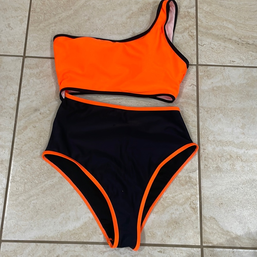 NWOT  Women's 1pc/1shoulder Monokini Bathing Suit